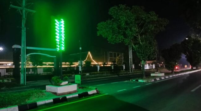 Lampu hias yang padam persis di depan Kantor Kejari Langkat.