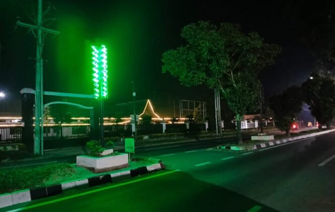 
Lampu hias yang padam persis di depan Kantor Kejari Langkat.