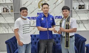 Moris Fernando Tamba staf Ricky Anthony saat memberikan tali asih kepada Vivin Taripar Nababan yang akan berkompetisi di ajan nasional