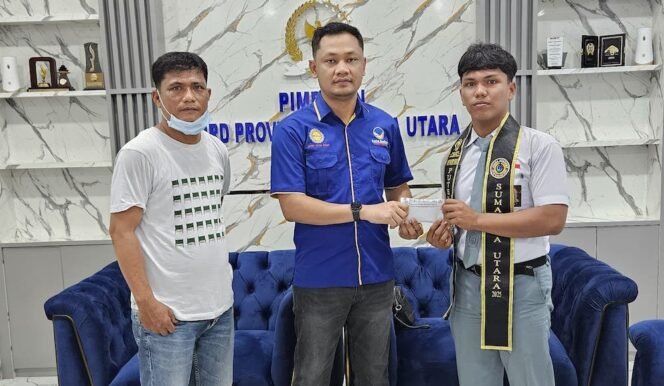 
Moris Fernando Tamba staf Ricky Anthony saat memberikan tali asih kepada Vivin Taripar Nababan yang akan berkompetisi di ajan nasional.