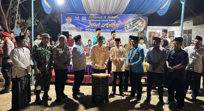 
Pimpinan DPRD Sumut Ricky Anthony menabuh bedug untuk memulai Festival Gema Takbir Idul Adha 1446 H di Kedamatan Hinai.