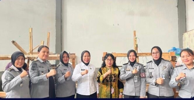 
Dorong Peningkatan Keterampilan Warga Binaan, Lapas Perempuan Medan Terima Bantuan 2 Alat Tenun Bukan Mesin