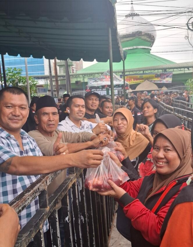 
DPC GRIB Jaya Medan Sembelih 19 Sapi Kurban, Bagikan 3.249 Paket Daging ke Warga se-Kota Medan