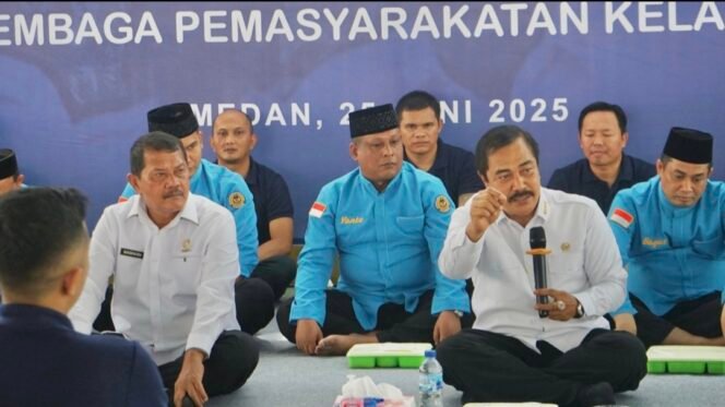 
Pendekatan Humanis, Menteri IMIPAS Agus Andrianto Makan Siang Bersama Warga Binaan Saat Kunjungi Lapas Kelas I Medan