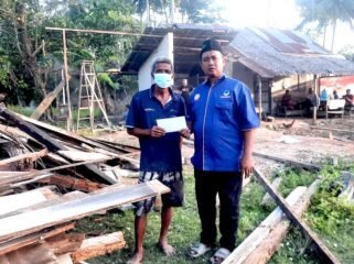 Tim BAPERA menyampaikan tali asih yang dititipkan Pimpinan DPRD Sumut Ricky Anthony kepada Awaluddin.