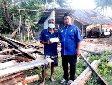 Tim BAPERA menyampaikan tali asih yang dititipkan Pimpinan DPRD Sumut Ricky Anthony kepada Awaluddin.