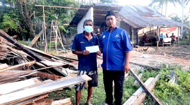 Tim BAPERA menyampaikan tali asih yang dititipkan Pimpinan DPRD Sumut Ricky Anthony kepada Awaluddin.