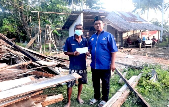
Tim BAPERA menyampaikan tali asih yang dititipkan Pimpinan DPRD Sumut Ricky Anthony kepada Awaluddin.