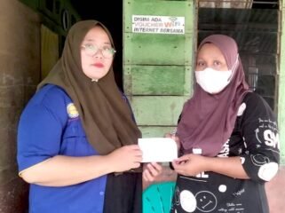 Tim BAPERA saat menyerahkan tali asih dari Pimpinan DPRD Sumut Ricky Anthony ke keluarga almarhum Aries Sutopo.