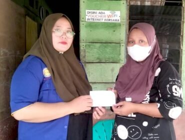 Tim BAPERA saat menyerahkan tali asih dari Pimpinan DPRD Sumut Ricky Anthony ke keluarga almarhum Aries Sutopo.