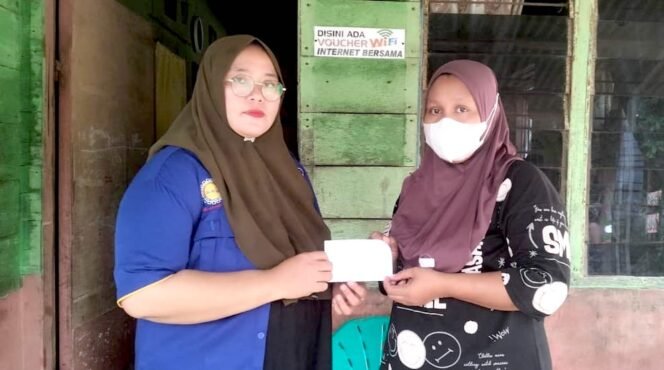 
Tim BAPERA saat menyerahkan tali asih dari Pimpinan DPRD Sumut Ricky Anthony ke keluarga almarhum Aries Sutopo.