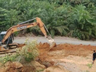 Alat berat yang digunakan MK untuk membangun kolam di kawasan HPT Desa Lau Damak, Kecamatan Bahorok, Kabupaten Langkat.