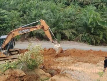 Alat berat yang digunakan MK untuk membangun kolam di kawasan HPT Desa Lau Damak, Kecamatan Bahorok, Kabupaten Langkat.
