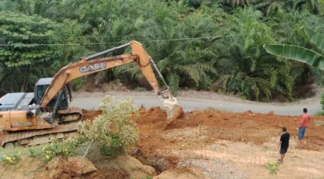 Alat berat yang digunakan MK untuk membangun kolam di kawasan HPT Desa Lau Damak, Kecamatan Bahorok, Kabupaten Langkat.
