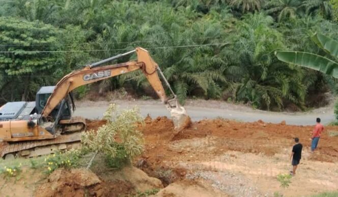 
Alat berat yang digunakan MK untuk membangun kolam di kawasan HPT Desa Lau Damak, Kecamatan Bahorok, Kabupaten Langkat.