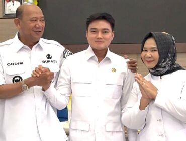Bupati Langkat H Syah Afandin dan Wakil Bupati Langkat Tiorita Br Surbakti bersama Pimpinan DPRD Sumut Ricky Anthony usai kegiatan kunjugan ke Dapil 12 Binjai Langkat.