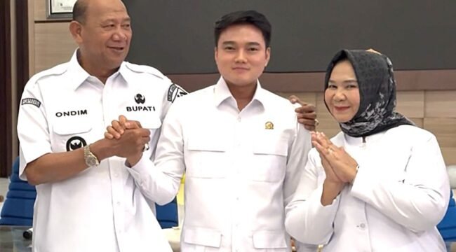 Bupati Langkat H Syah Afandin dan Wakil Bupati Langkat Tiorita Br Surbakti bersama Pimpinan DPRD Sumut Ricky Anthony usai kegiatan kunjugan ke Dapil 12 Binjai Langkat.