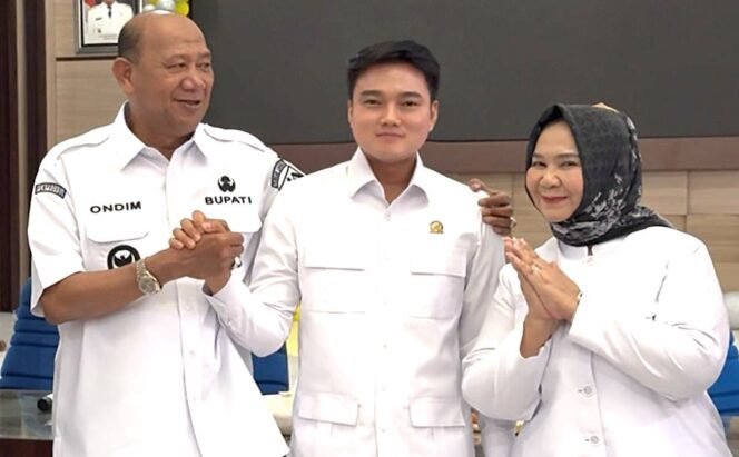 
Bupati Langkat H Syah Afandin dan Wakil Bupati Langkat Tiorita Br Surbakti bersama Pimpinan DPRD Sumut Ricky Anthony usai kegiatan kunjugan ke Dapil 12 Binjai Langkat.