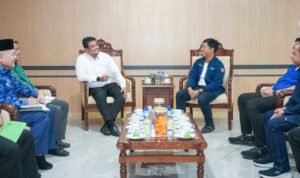 Gubernur Sumut Bobby Nasution berbincang bersama Ketua Karang Taruna Langkat Ahmad Senang alias Amse