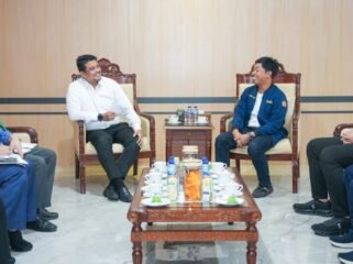 Gubernur Sumut Bobby Nasution berbincang bersama Ketua Karang Taruna Langkat Ahmad Senang alias Amse.