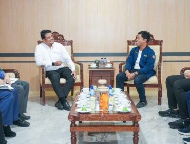 Gubernur Sumut Bobby Nasution berbincang bersama Ketua Karang Taruna Langkat Ahmad Senang alias Amse.