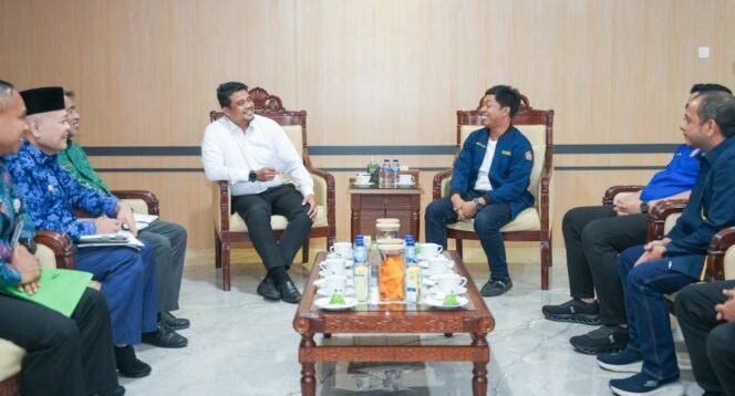 
Gubernur Sumut Bobby Nasution berbincang bersama Ketua Karang Taruna Langkat Ahmad Senang alias Amse.