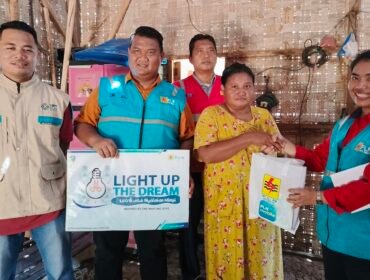 Manager ULP PLN Stabat beserta merealisasikan program Light Up The Dream di LIngkungan II Batu Lapan, Kelurahan Bingai, Kecamatan Wampu, Langkat.