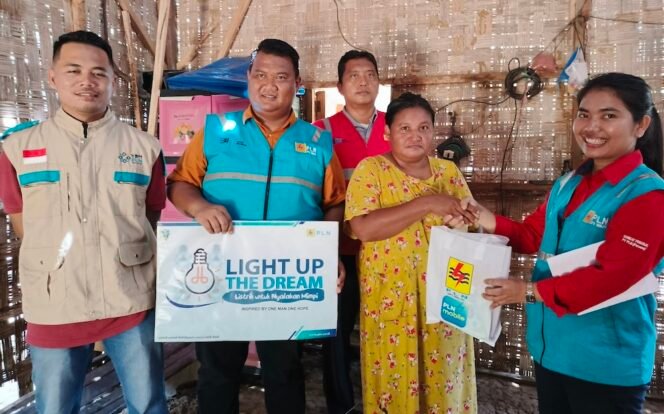 
Manager ULP PLN Stabat beserta merealisasikan program Light Up The Dream di LIngkungan II Batu Lapan, Kelurahan Bingai, Kecamatan Wampu, Langkat.
