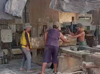 Pekerja PT KPU tidak menggunakan APD saat menggergaji kayu.