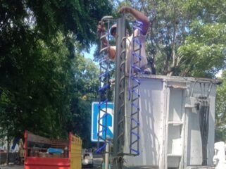 Petugas sedang melakukan perawatan lampu hias di pulau jalan Kota Stabat, Langkat.