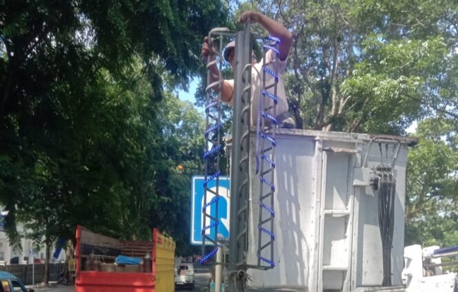
Petugas sedang melakukan perawatan lampu hias di pulau jalan Kota Stabat, Langkat.