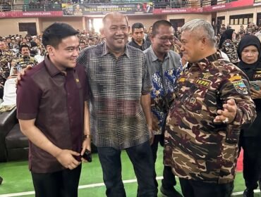 Pimpinan DPRD Sumut Ricky Anthony bersama Bupati Langkat H Syah Afandin dan Ketua PD II FKPPI Sumut H Kharuddin Syah SE usai pelantikan KB PC FKPPI 0215 Langkat di GOR Stabat.