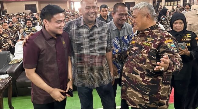 Pimpinan DPRD Sumut Ricky Anthony bersama Bupati Langkat H Syah Afandin dan Ketua PD II FKPPI Sumut H Kharuddin Syah SE usai pelantikan KB PC FKPPI 0215 Langkat di GOR Stabat.