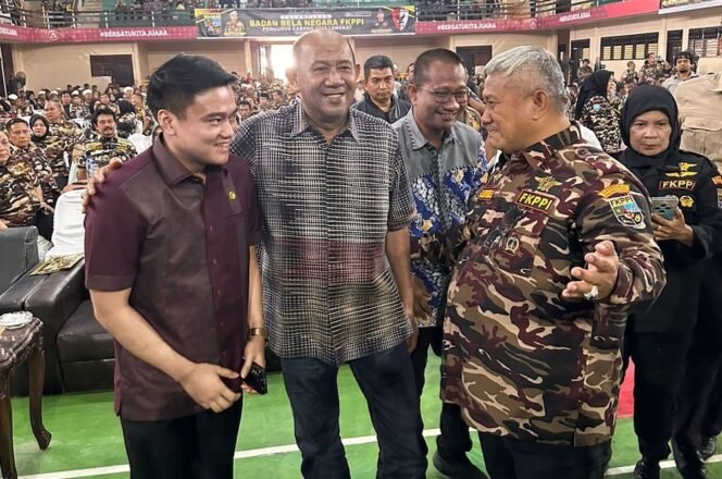 
Pimpinan DPRD Sumut Ricky Anthony bersama Bupati Langkat H Syah Afandin dan Ketua PD II FKPPI Sumut H Kharuddin Syah SE usai pelantikan KB PC FKPPI 0215 Langkat di GOR Stabat.