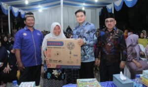 Pimpinan DPRD Sumut Ricky Anthony saat bersilaturrahmi dengan warga di Kecamatan Stabat, Langkat bersama Pimpinan DPRD Langkat H Ajai Ismail