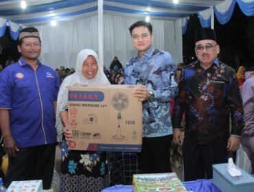 Pimpinan DPRD Sumut Ricky Anthony saat bersilaturrahmi dengan warga di Kecamatan Stabat, Langkat bersama Pimpinan DPRD Langkat H Ajai Ismail.