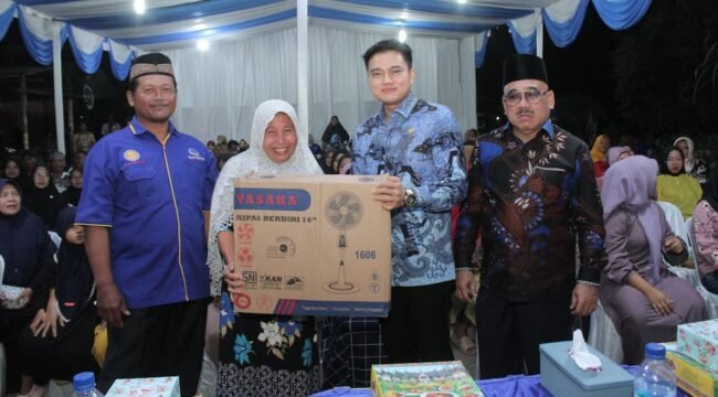 Pimpinan DPRD Sumut Ricky Anthony saat bersilaturrahmi dengan warga di Kecamatan Stabat, Langkat bersama Pimpinan DPRD Langkat H Ajai Ismail.