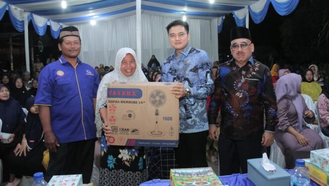 
Pimpinan DPRD Sumut Ricky Anthony saat bersilaturrahmi dengan warga di Kecamatan Stabat, Langkat bersama Pimpinan DPRD Langkat H Ajai Ismail.