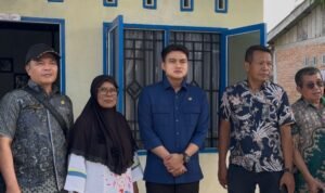 Pimpinan DPRD Sumut Ricky Anthony saat melakukukan kunjungan ke dapilnya sekaligus melihat bantuan pembangunan rumah oleh Pemprovsu