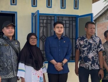 Pimpinan DPRD Sumut Ricky Anthony saat melakukukan kunjungan ke dapilnya sekaligus melihat bantuan pembangunan rumah oleh Pemprovsu