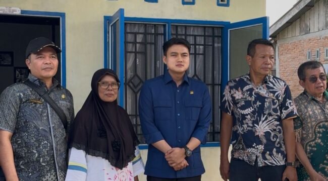 Pimpinan DPRD Sumut Ricky Anthony saat melakukukan kunjungan ke dapilnya sekaligus melihat bantuan pembangunan rumah oleh Pemprovsu