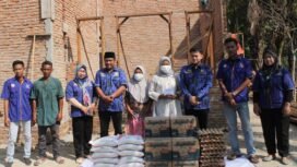 Pimpinan DPRD Sumut Ricky Anthony saat memberikan bantuan dan tali asih kepada keluarga Ponidi Ujung atas musibah kebakaran yang dialaminya.