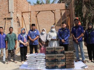 Pimpinan DPRD Sumut Ricky Anthony saat memberikan bantuan dan tali asih kepada keluarga Ponidi Ujung atas musibah kebakaran yang dialaminya.