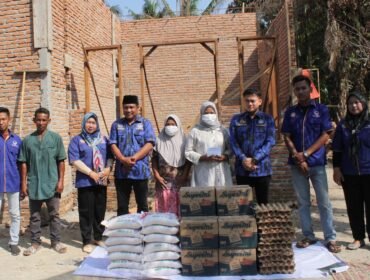 Pimpinan DPRD Sumut Ricky Anthony saat memberikan bantuan dan tali asih kepada keluarga Ponidi Ujung atas musibah kebakaran yang dialaminya.
