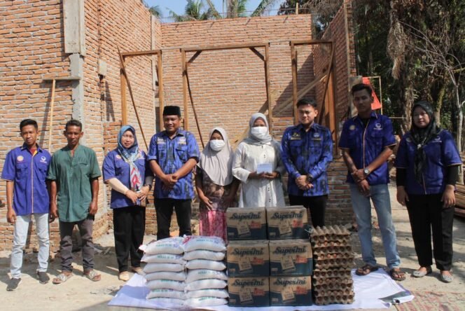 
Pimpinan DPRD Sumut Ricky Anthony saat memberikan bantuan dan tali asih kepada keluarga Ponidi Ujung atas musibah kebakaran yang dialaminya.