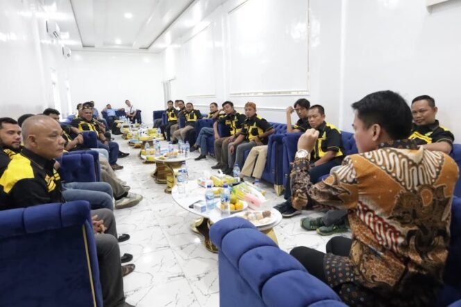 
Pimpinan DPRD Sumut Ricky Anthony saat menerima silaturrahmi pengurus HML.