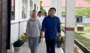 Pimpinan DPRD Sumut Ricky Antohny saat meninjau SMA Negeri 1 Batang Serangan beberapa waktu lalu