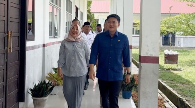 Pimpinan DPRD Sumut Ricky Antohny saat meninjau SMA Negeri 1 Batang Serangan beberapa waktu lalu.