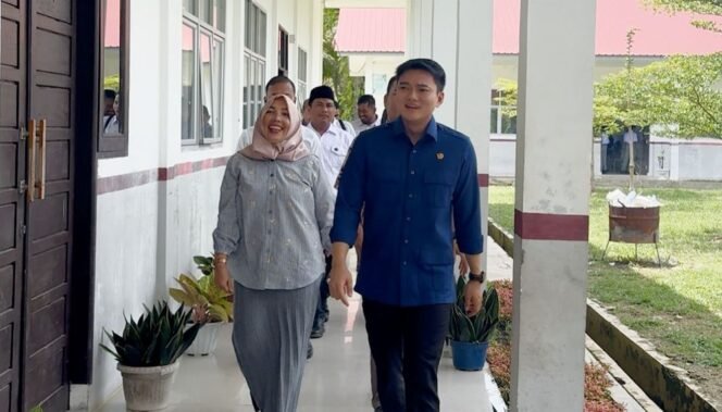 
Pimpinan DPRD Sumut Ricky Antohny saat meninjau SMA Negeri 1 Batang Serangan beberapa waktu lalu.