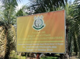 Plang yang didirikan Kejatisu terkait alihfungsi lahan di kawsan SMKGLTL.